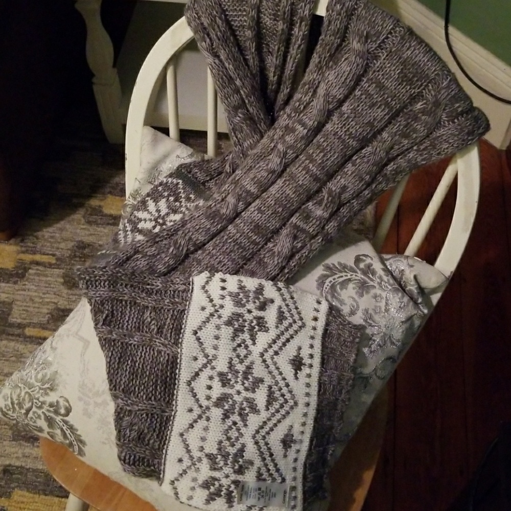 STRETCHY WARM GRAY SCARF FROM GEORGE